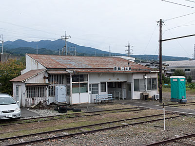 岳南江尾駅駅舎をホーム側から望む