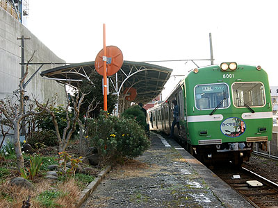 本吉原駅に停車する電車