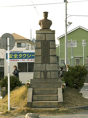 高橋煕氏銅像