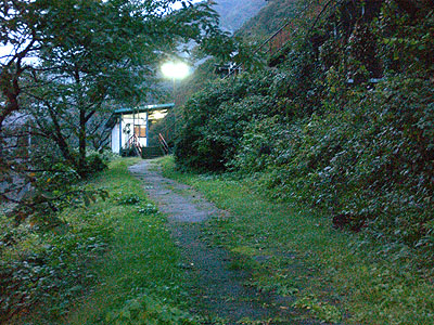 飛騨中山駅ホームへのアプローチ