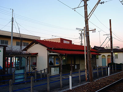 東幡豆駅駅舎をホームから望む