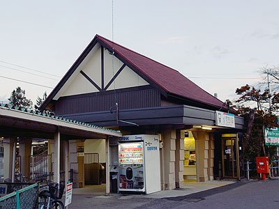 可児川駅駅舎を脇から見る