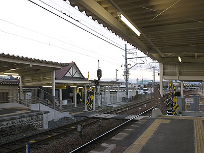 可児川駅ホームと構内踏切
