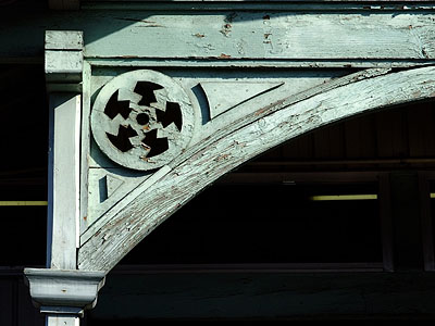 布袋駅旧駅舎の軒に残る名電の社章
