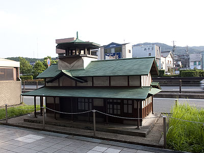 駅前にある旧駅舎の模型