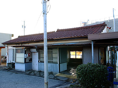 上横須賀駅駅舎をホーム側から望む