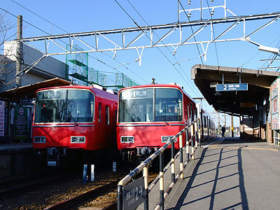 碧海桜井で行き違いを行う西尾線列車
